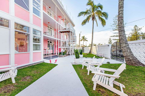 The Pink Hotel Coolangatta - Foster Accommodation 2