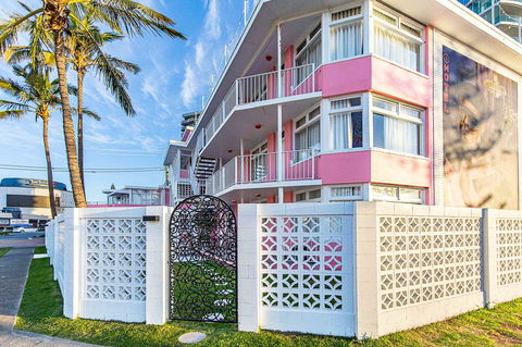 The Pink Hotel Coolangatta - Foster Accommodation 1
