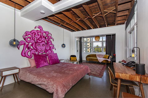 The Pink Hotel Coolangatta - Foster Accommodation 33