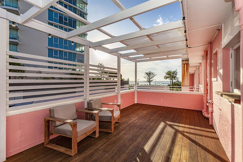 The Pink Hotel Coolangatta - Foster Accommodation 30