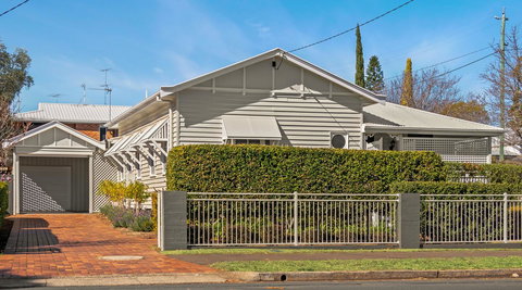 Frangipani House - Foster Accommodation 24