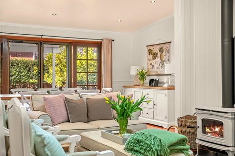 Frangipani House - Foster Accommodation 8