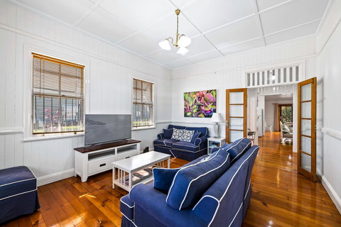 Frangipani House - Foster Accommodation 4