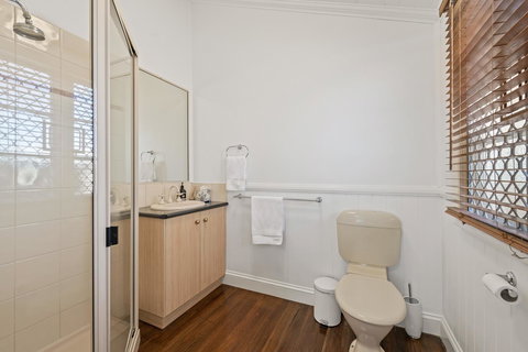 Frangipani House - Foster Accommodation 16