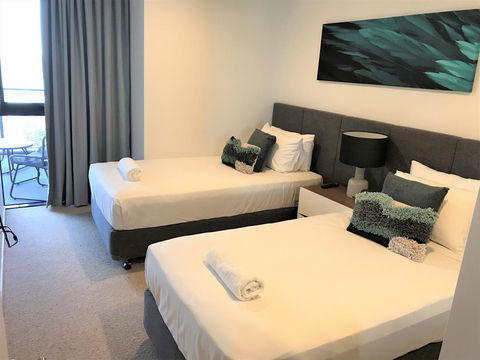 Qube Broadbeach Ocean View Apartments - Foster Accommodation 24
