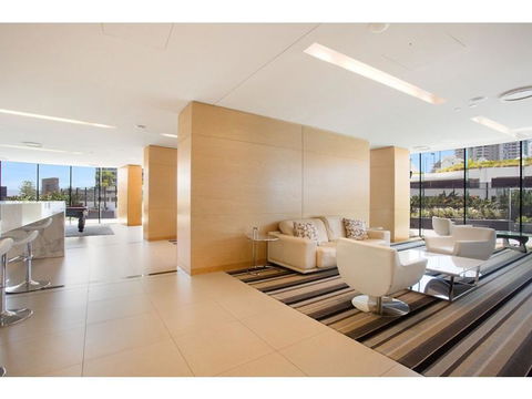Luxury 3 Bedroom In Heart Of Broadbeach - Foster Accommodation 8