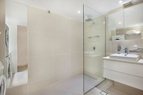 Surfers International Apartments - Foster Accommodation 12