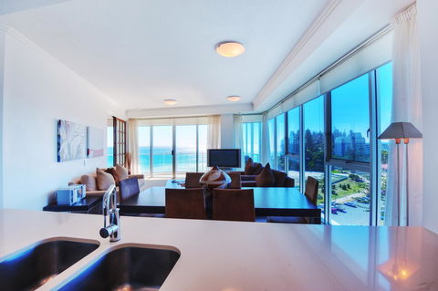 Reflection On The Sea - Foster Accommodation 6