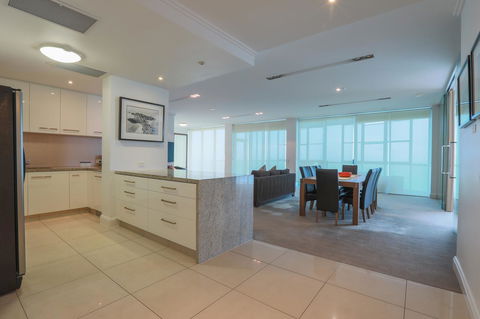Reflection On The Sea - Foster Accommodation 13