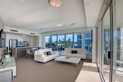 Reflection On The Sea - Foster Accommodation 5