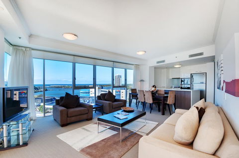 Reflection On The Sea - Foster Accommodation 3