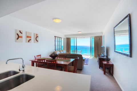 Reflection On The Sea - Foster Accommodation 8