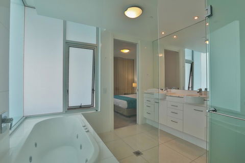 Reflection On The Sea - Foster Accommodation 11