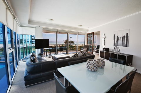 Reflection On The Sea - Foster Accommodation 40