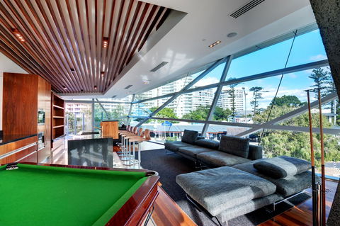 Reflection On The Sea - Foster Accommodation 21