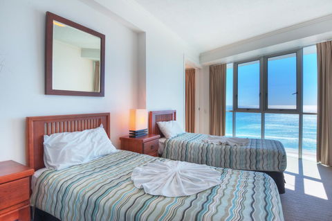 Reflection On The Sea - Foster Accommodation 7