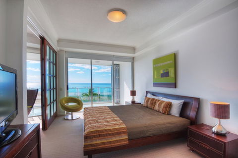 Reflection On The Sea - Foster Accommodation 4