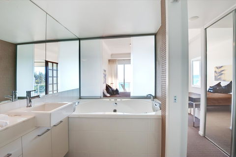 Reflection On The Sea - Foster Accommodation 1