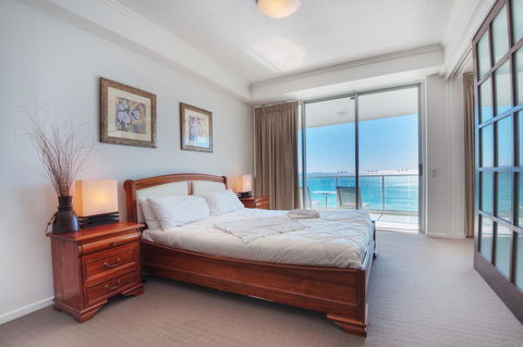 Reflection On The Sea - Foster Accommodation 9