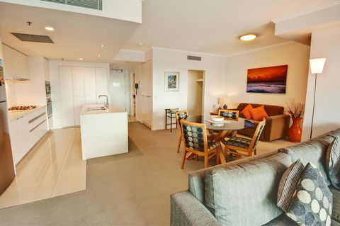 Reflection On The Sea - Foster Accommodation 16