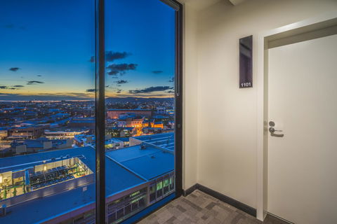 Arena Apartments By CLLIX - Foster Accommodation 15