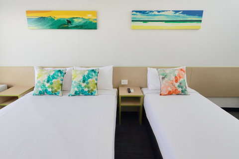 Palm Beach Hotel - Foster Accommodation 1