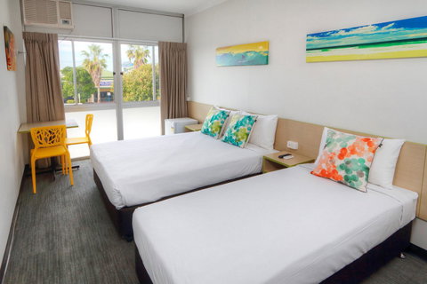 Palm Beach Hotel - Foster Accommodation 0