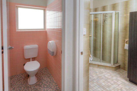 Palm Beach Hotel - Foster Accommodation 9