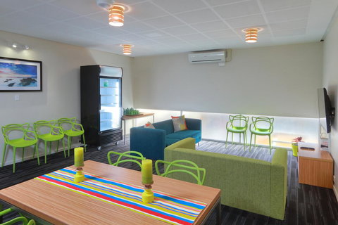 Palm Beach Hotel - Foster Accommodation 10