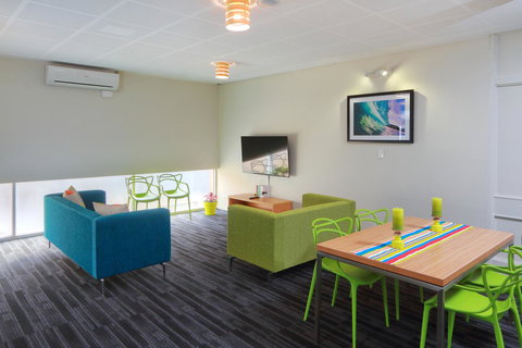 Palm Beach Hotel - Foster Accommodation 4