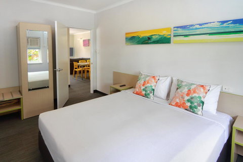 Palm Beach Hotel - Foster Accommodation 18