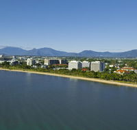 Holiday Inn Cairns Harbourside - Foster Accommodation
