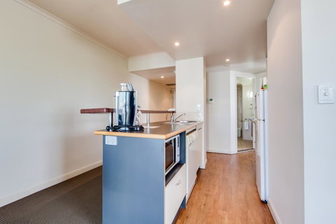 Central Cosmo Apartment Hotel - Foster Accommodation 10