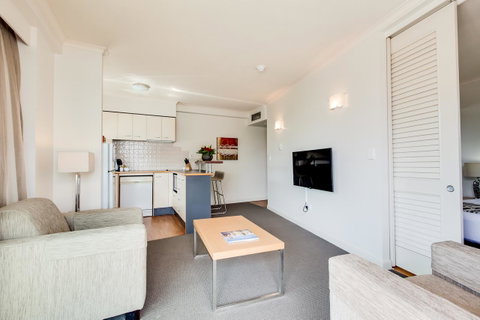 Central Cosmo Apartment Hotel - Foster Accommodation 31