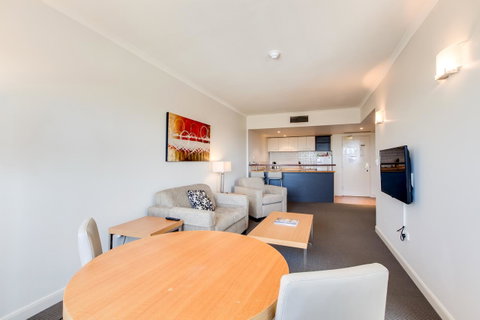 Central Cosmo Apartment Hotel - Foster Accommodation 25