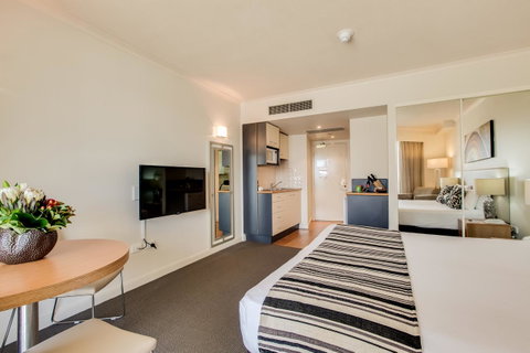 Central Cosmo Apartment Hotel - Foster Accommodation 4