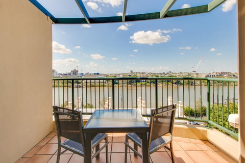 Central Cosmo Apartment Hotel - Foster Accommodation 24
