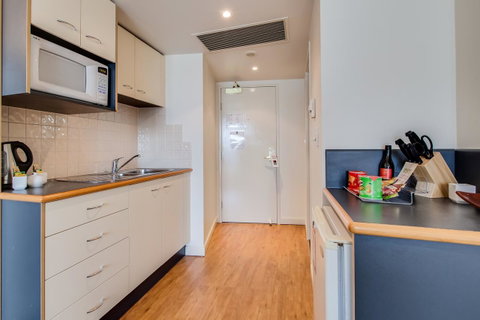 Central Cosmo Apartment Hotel - Foster Accommodation 18
