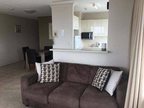 Burleigh Beach Tower - Foster Accommodation 1