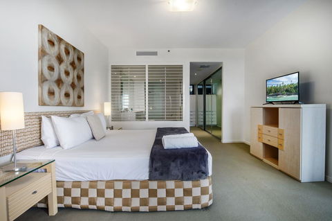 Ultra Broadbeach - Foster Accommodation 37