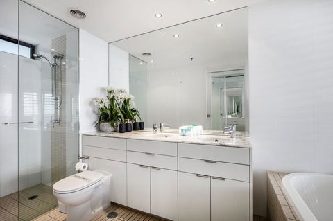 Ultra Broadbeach - Foster Accommodation 14