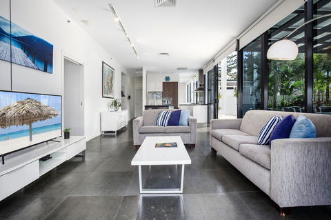 Ultra Broadbeach - Foster Accommodation 23