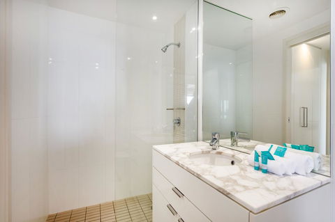 Ultra Broadbeach - Foster Accommodation 28