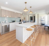 Waterfront Theme Park Getaway - Foster Accommodation
