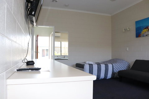 YAL Cairns - A Motel That Makes A Difference - Foster Accommodation 8