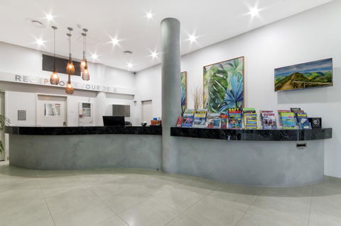 Sunshine Tower Hotel - Foster Accommodation 24