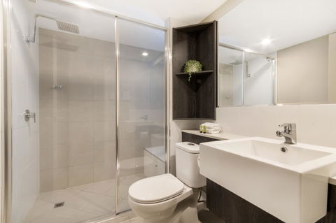 Sunshine Tower Hotel - Foster Accommodation 7