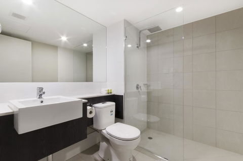 Sunshine Tower Hotel - Foster Accommodation 16