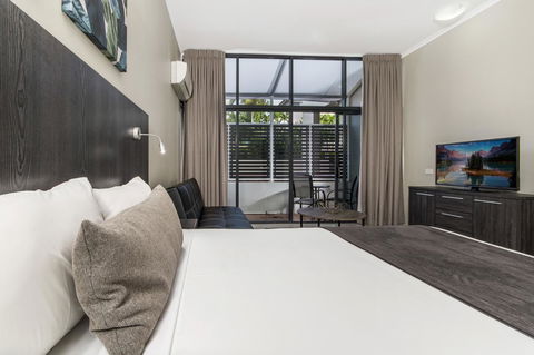 Sunshine Tower Hotel - Foster Accommodation 18