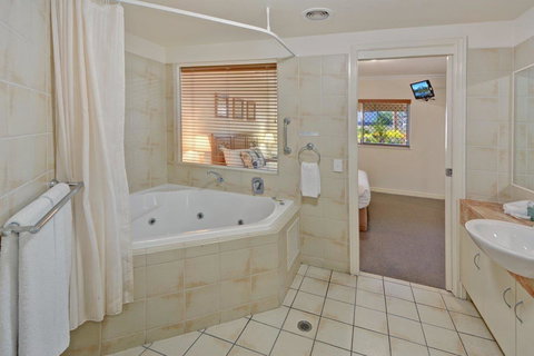 Raffles Mooloolaba - Foster Accommodation 11
